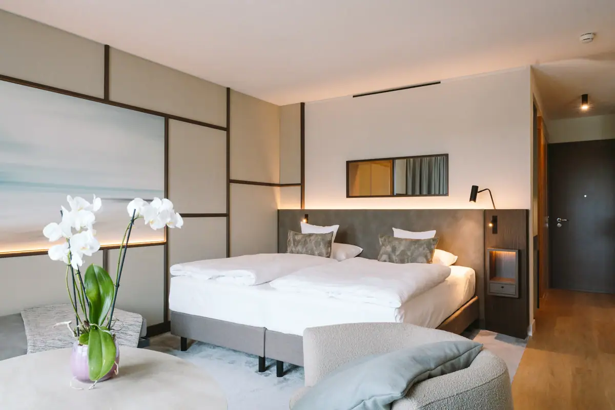 Ein Schlafzimmer mit einem Bett und einem Tisch.