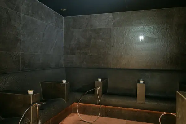 Peeling-Sauna im A-ROSA Gardasee Dampfige Sauna mit dunklen Flächen für Peeling-Rituale im A-ROSA Gardasee.