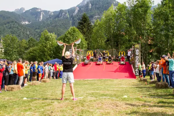 Auf die Plätze... Eine Frau hält ein Skateboard in die Luft.