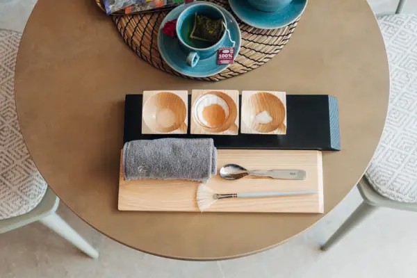 Ein Tisch mit einem Tablett voller Tee und SPA-Utensilien.