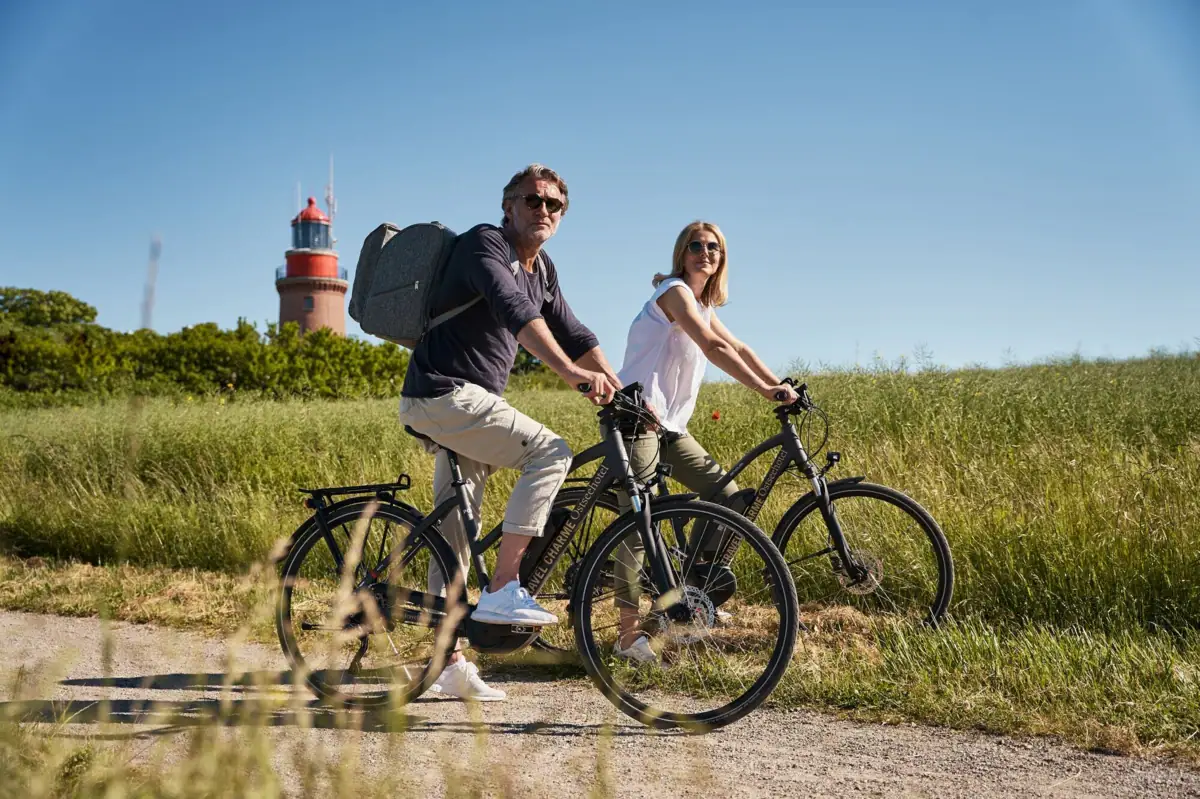 Ein Mann und eine Frau fahren auf einem Weg Fahrrad.