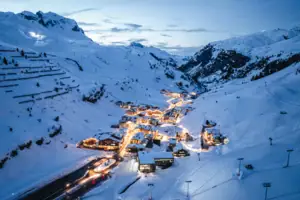 Zürs am Arlberg Verschneite Stadt in winterlicher Landschaft.
