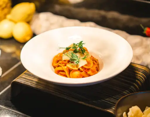 Ein Teller Pasta auf einer Theke.