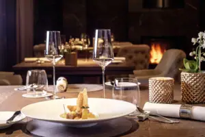 Restaurant Ein Tisch mit einem Teller Essen und Weingläsern.