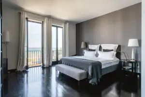 Zimmer Schlafzimmer mit großem Fenster und Blick auf das Meer.