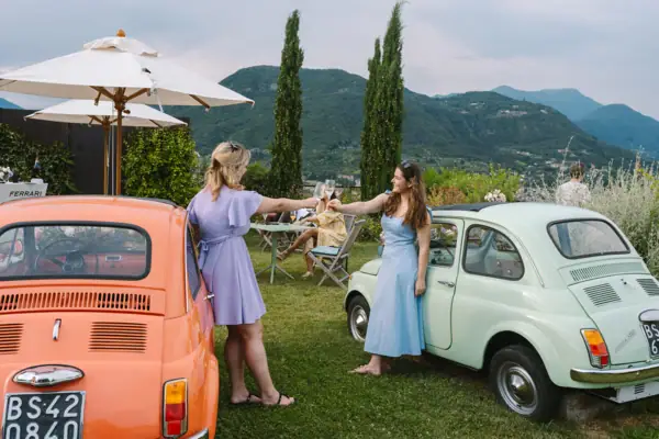 Zwei Frauen stehen neben einem Auto.