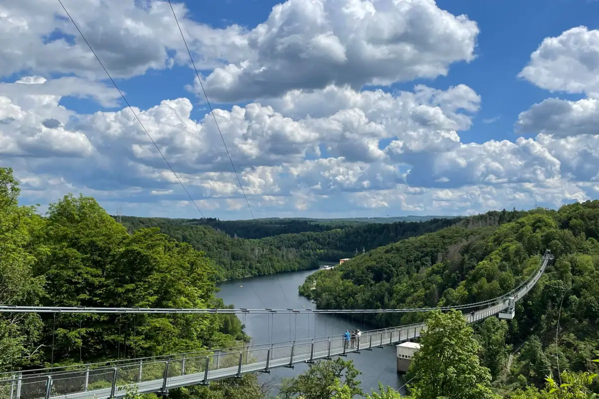 Rappbodetalsperre Eine Brücke über einen Fluss