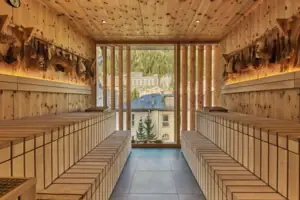 Sauna Eine Sauna mit Holzbänken und einem Fenster.