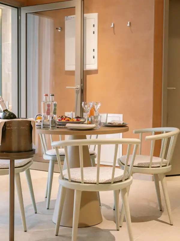 Ein Tisch mit Speisen und Weingläsern.