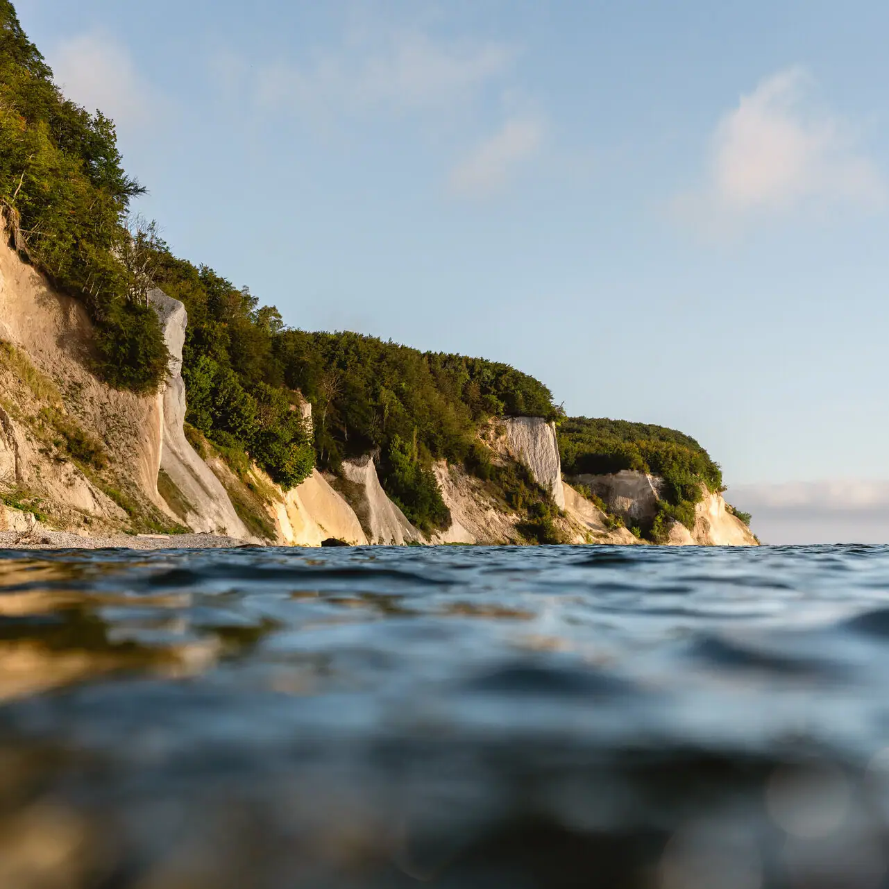 Klippe mit Bäumen über einem Gewässer im Freien