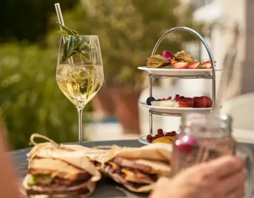 Gastronomie im Strandidyll Heringsdorf Ein Teller mit Essen auf einem Tisch.