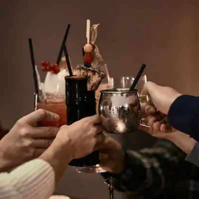 Events Eine Gruppe von Personen hebt Getränke hoch.