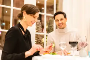 Restaurant Ein Mann und eine Frau sitzen an einem Tisch mit Weingläsern.