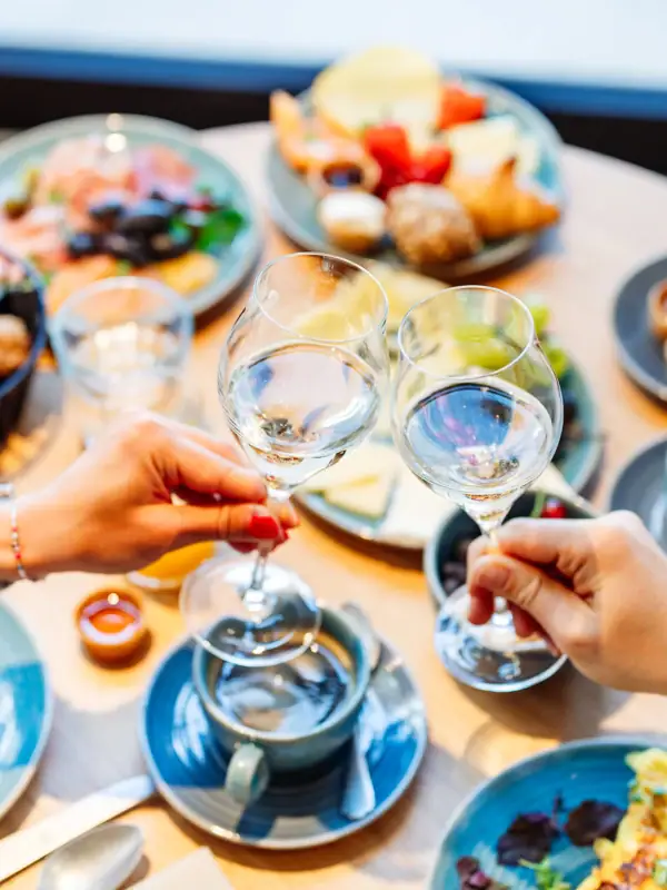 Eine Gruppe von Menschen hält Weingläser.