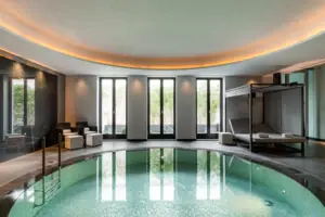 Innenpool Innenpool mit einem Bett und einem Baldachin.