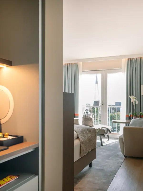 Doppelzimmer Landblick Ein Zimmer mit einem Bett und einem Fernseher.