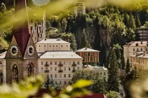 A-ROSA Bad Gastein Eine Gruppe von Gebäuden mit Bäumen im Hintergrund.