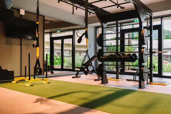 Krafttraining im Fitnessbereich Moderner Bereich für Krafttraining mit Hanteln und Functional-Rack im A-ROSA Gardasee.