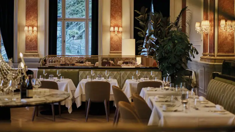 Ein Restaurant mit Tischen und Stühlen.