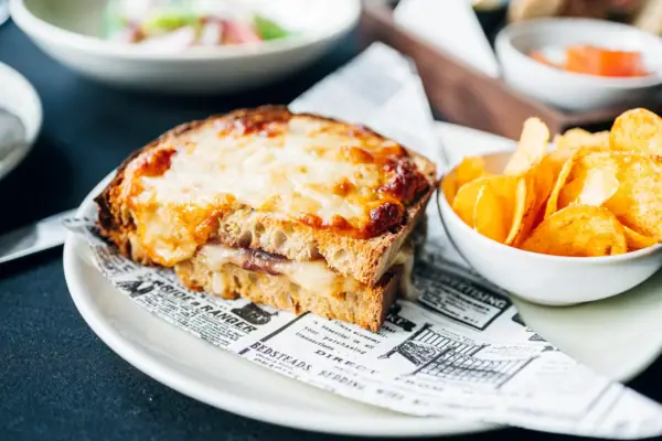 All-Day-Ding Sandwich mit Käse und Kartoffelchips auf einem Teller