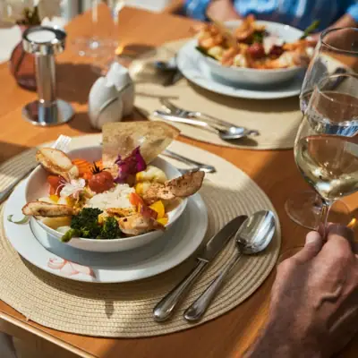 Ein Teller mit Essen auf einem Tisch.
