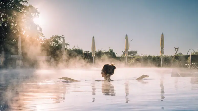 Außenpool Travemünde Eine Frau in einem Pool mit einer heißen Quelle.