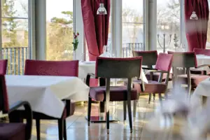 Restaurant Ein Restaurant mit Tischen und Stühlen.