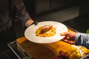 Buffet Eine Person hält einen Teller mit Essen.