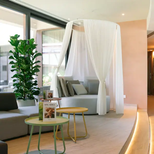 Ein Zimmer mit einem Sofa und einem Tisch.