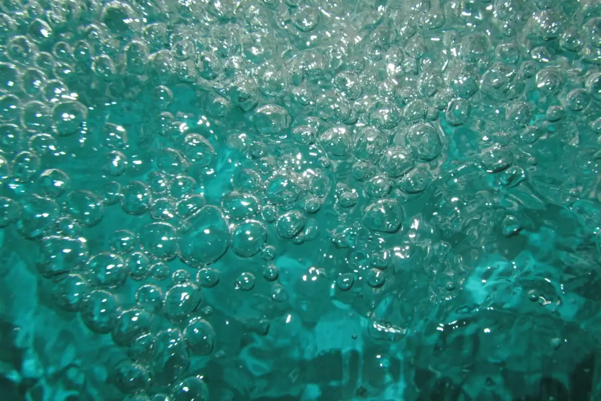Luftblasen im türkisem Wasser.