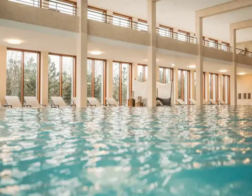 Ein Pool mit Stühlen in der Mitte.