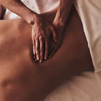 Eine Person erhält eine Rückenmassage.