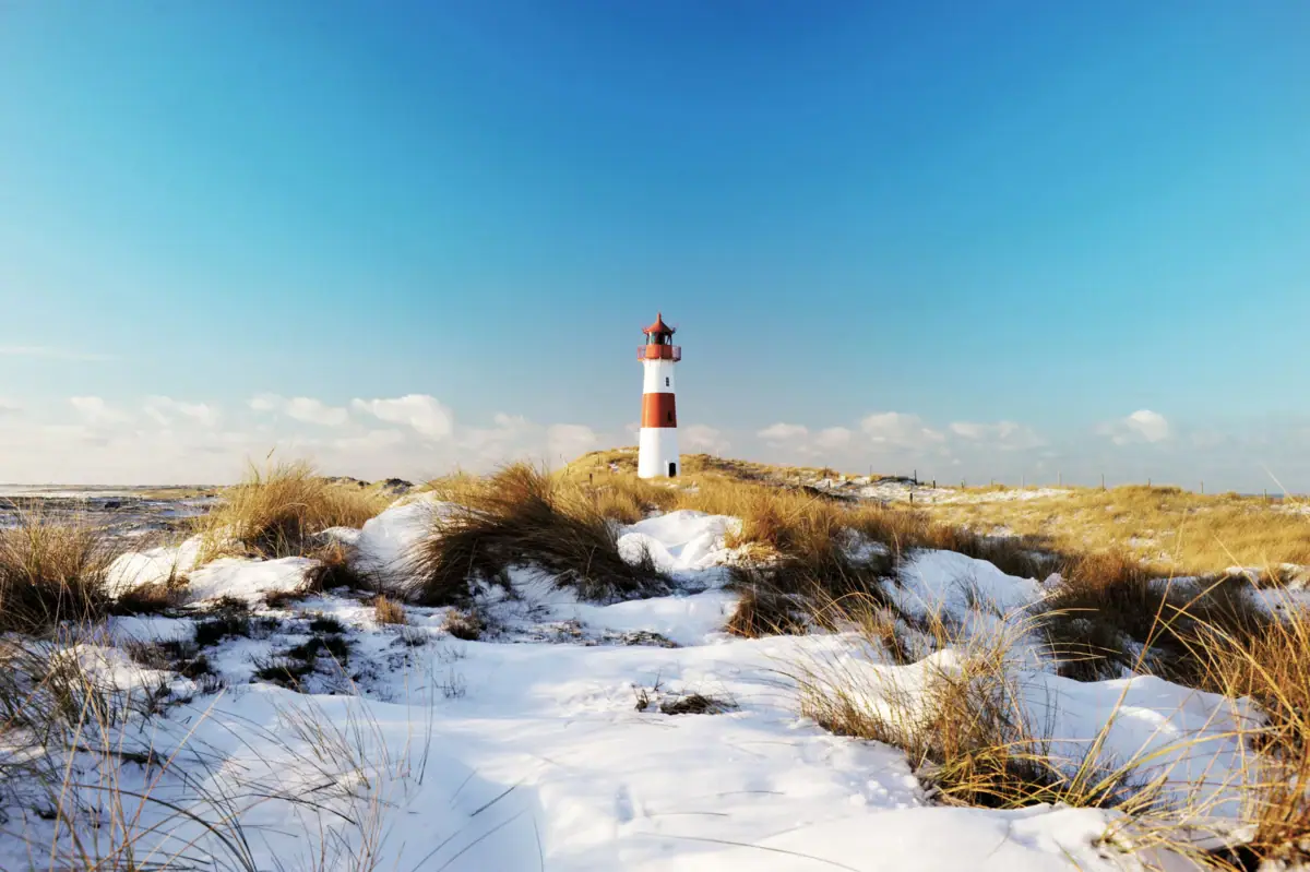 Ein Leuchtturm im Schnee.