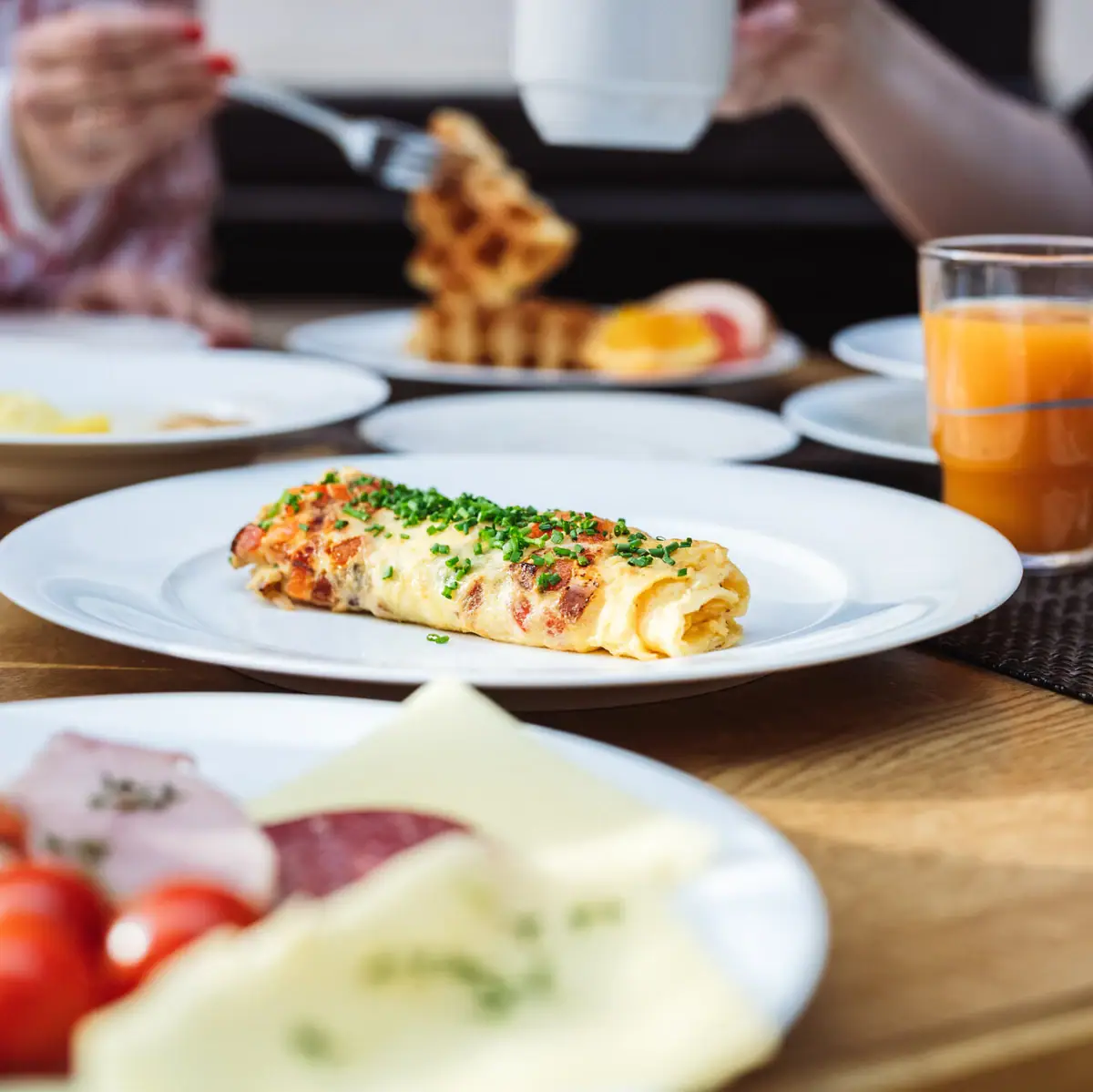 Ein Teller mit Essen auf einem Tisch.