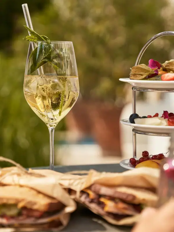 Ein Teller mit Essen auf einem Tisch, umgeben von einem Weinglas und Besteck.