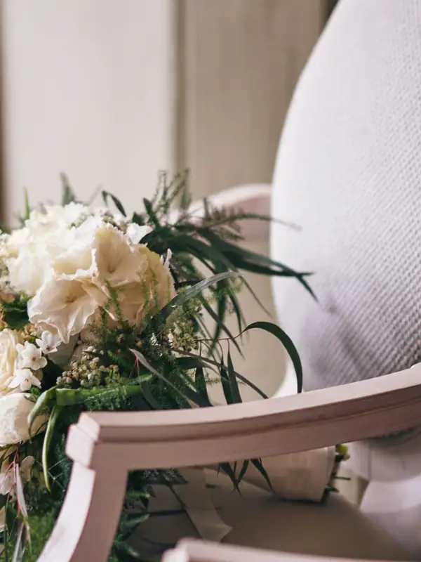 Ein Blumenstrauß auf einem Stuhl.