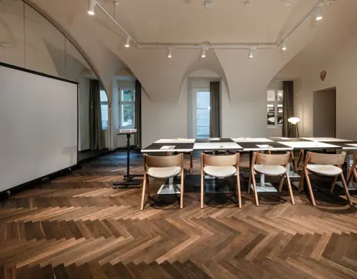 Ein Raum mit einem Tisch und Stühlen.