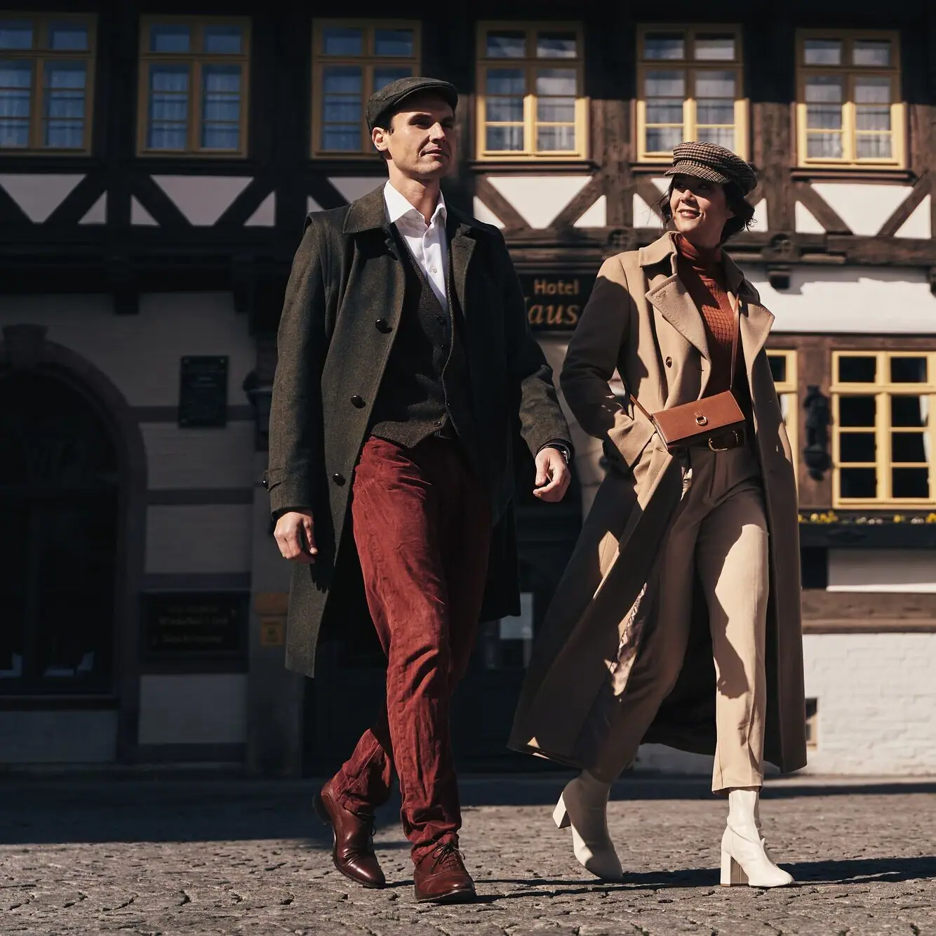 Paar spaziert durch die Altstadt