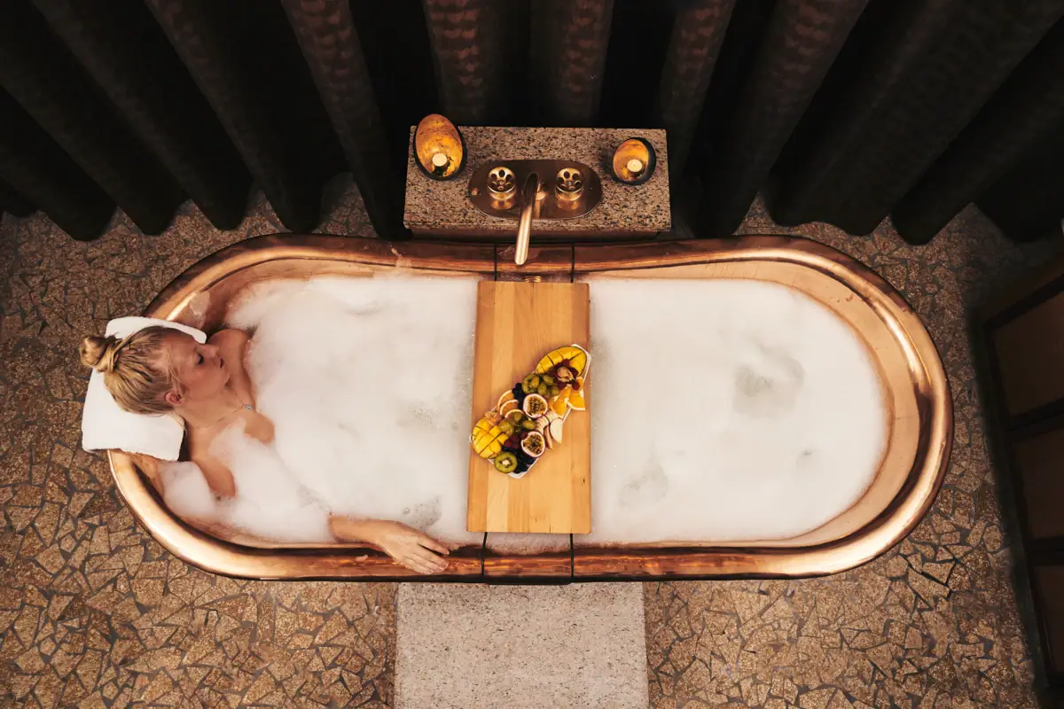 Eine Frau in einer Badewanne mit Schaum.