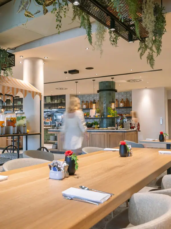 Ein Raum mit Tischen und Stühlen.