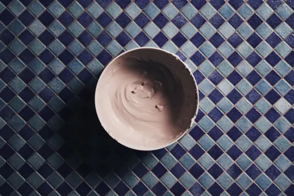 Tonschale auf Fliesenoberfläche