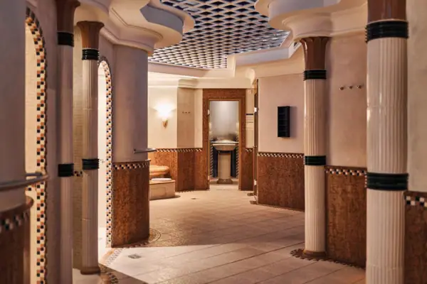 Saunen Kurhaus Binz Ein Spabereich mit Säulen und einem Eisbrunnen.