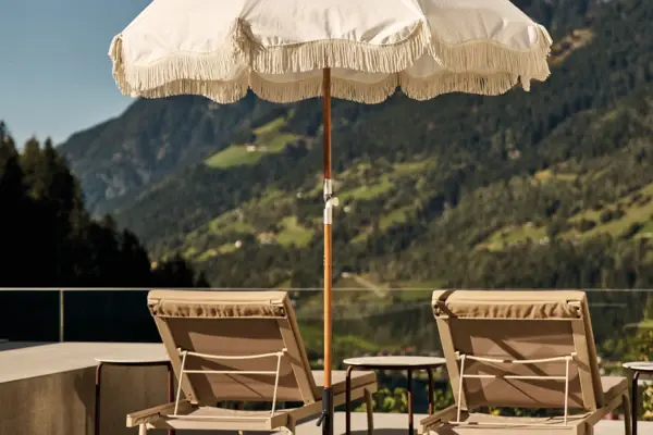 Terasse Weißer Sonnenschirm und Stühle auf einem Deck