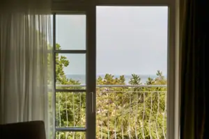 Zimmerausblick Blick auf den Ozean von einem Balkon aus.