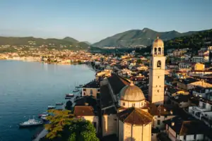 Gardasee Stadt mit Gewässer und Bergen im Hintergrund