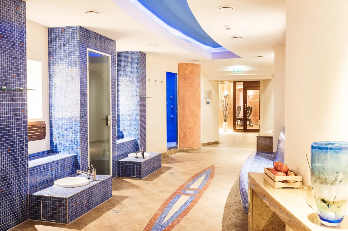 Badezimmer mit blauen Fliesen und Dusche