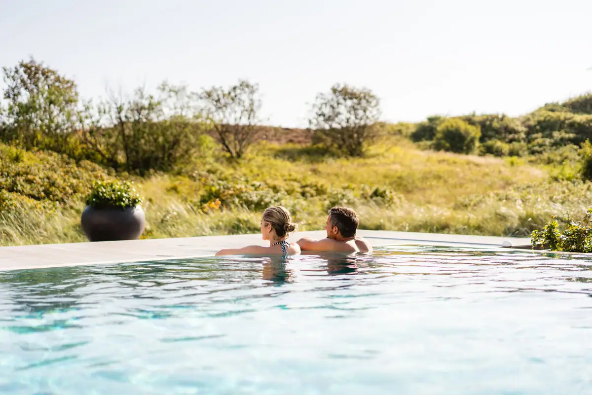Ein Mann und eine Frau im Schwimmbecken.