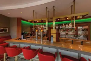 Bar Tresen Bar mit roten Stühlen und Tresen