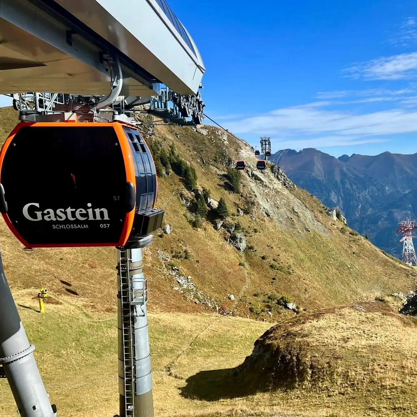 Eine Gondel auf einem Berg.