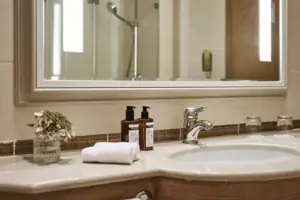 Badezimmer Waschbecken mit Seife und Spiegel im Badezimmer